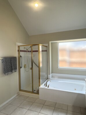 Bathroom - Allen Family Hub: Sleeps 16, Shopping & Parks (Allen)