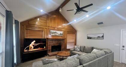 Allen Family Hub: Sleeps 16, Shopping & Parks