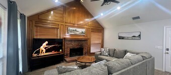 Allen Family Hub: Sleeps 16, Shopping & Parks