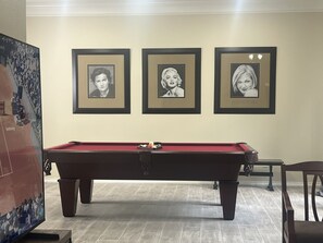 Game room - Allen Family Hub: Sleeps 16, Shopping & Parks (Allen)