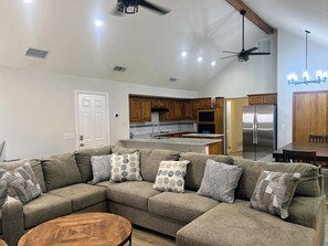 Living area - Allen Family Hub: Sleeps 16, Shopping & Parks (Allen)