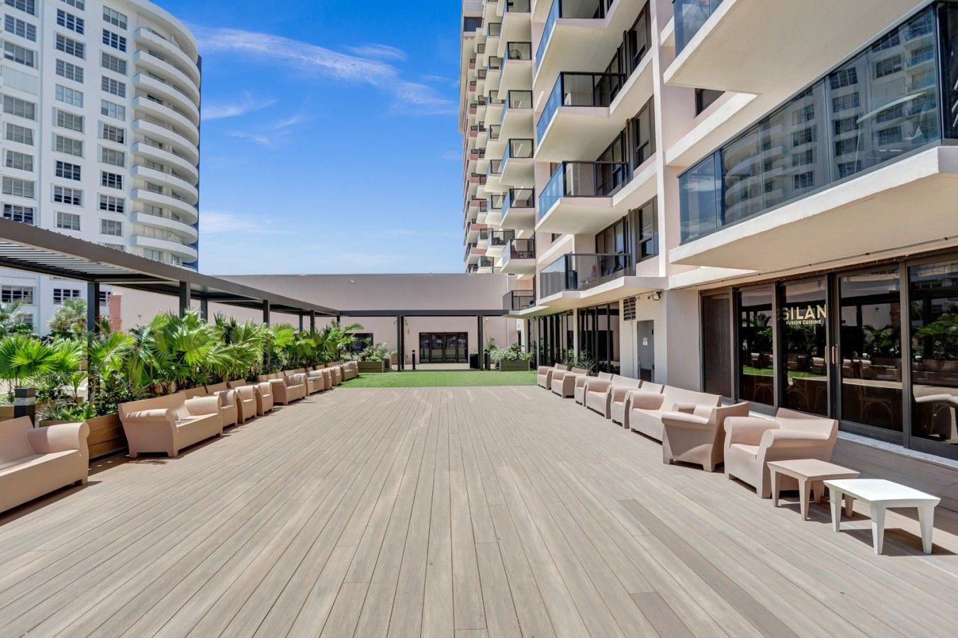 Eine Dachterrasse mit Sitzgelegenheiten im Freien und Blick auf umliegende Gebäude.