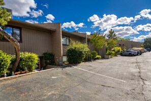 A parking lot with a building that has a flat roof and a brick facade. - Azure Haven - Red Rock Views . Walkable Trails & Eats (Sedona)