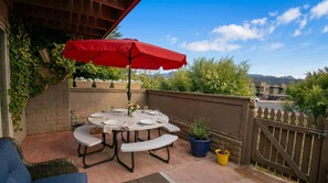 Outdoor dining - Azure Haven - Red Rock Views Near Trails & Eats (Sedona)