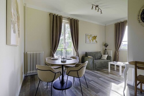 Luxurious 2-bedroom apartment in Falaise town center, private parking, EV charging station