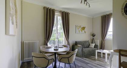 Luxurious 2-bedroom apartment in Falaise town center, private parking, EV charging station
