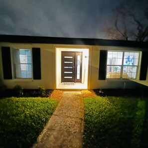 Exterior detail - Private pool - game room - 4 BR - Mins to Clearwater Beach (Largo)
