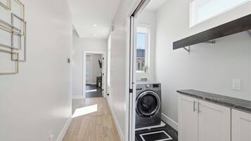 Huis, meerdere bedden, uitzicht op stad (Luxury Mt. Adams Retreat) | Interieur