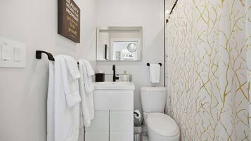 Huis, meerdere bedden, uitzicht op stad (Luxury Mt. Adams Retreat) | Badkamer | Handdoeken