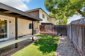 Terrace/patio - Cozy 2-bedroom house in tranquil Santee with AC. Very spacious, peaceful area. (Santee)