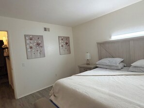 Iron/ironing board, WiFi, bed sheets - Cozy 2-bedroom house in tranquil Santee with AC. Very spacious, peaceful area. (Santee)