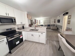 Private kitchen - Cozy 2-bedroom house in tranquil Santee with AC. Very spacious, peaceful area. (Santee)