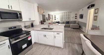Cozy 2-bedroom house in tranquil Santee with AC. Very spacious, peaceful area.
