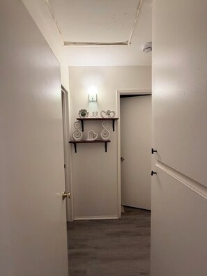 Interior - Cozy 2-bedroom house in tranquil Santee with AC. Very spacious, peaceful area. (Santee)