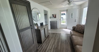 Kansas City 3-bedroom farmhouse on peaceful acreage near Legends entertainment!