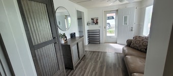 Kansas City 3-bedroom farmhouse on peaceful acreage near Legends entertainment!