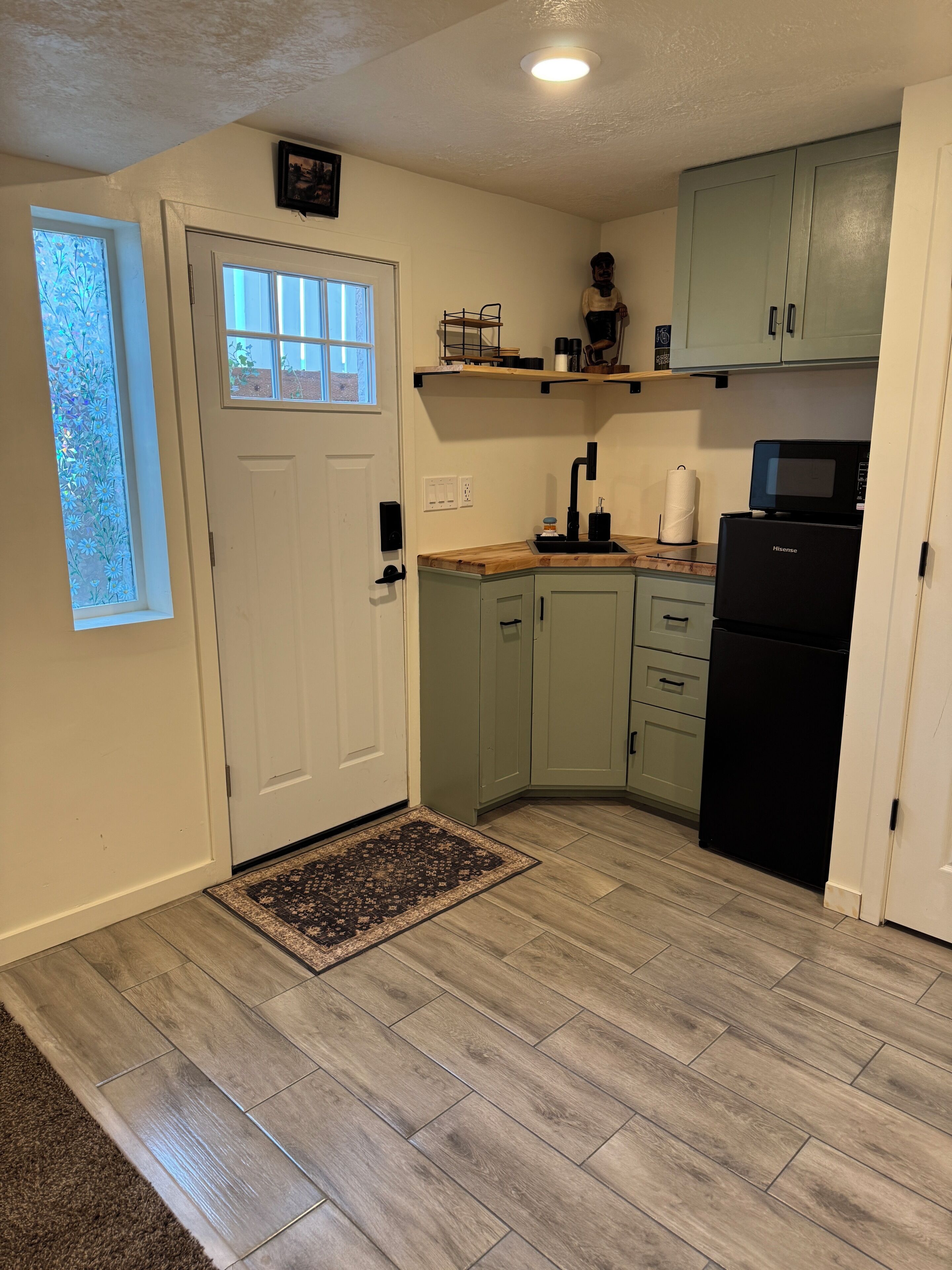 Frigorífico, microondas, placa de cocina y cafetera o tetera