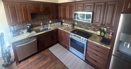 Charming 1 bedroom studio style apartment with upscale finishes. Airport 15 min.