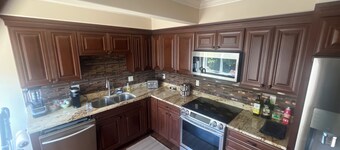 Charming 1 bedroom studio style apartment with upscale finishes. Airport 15 min.