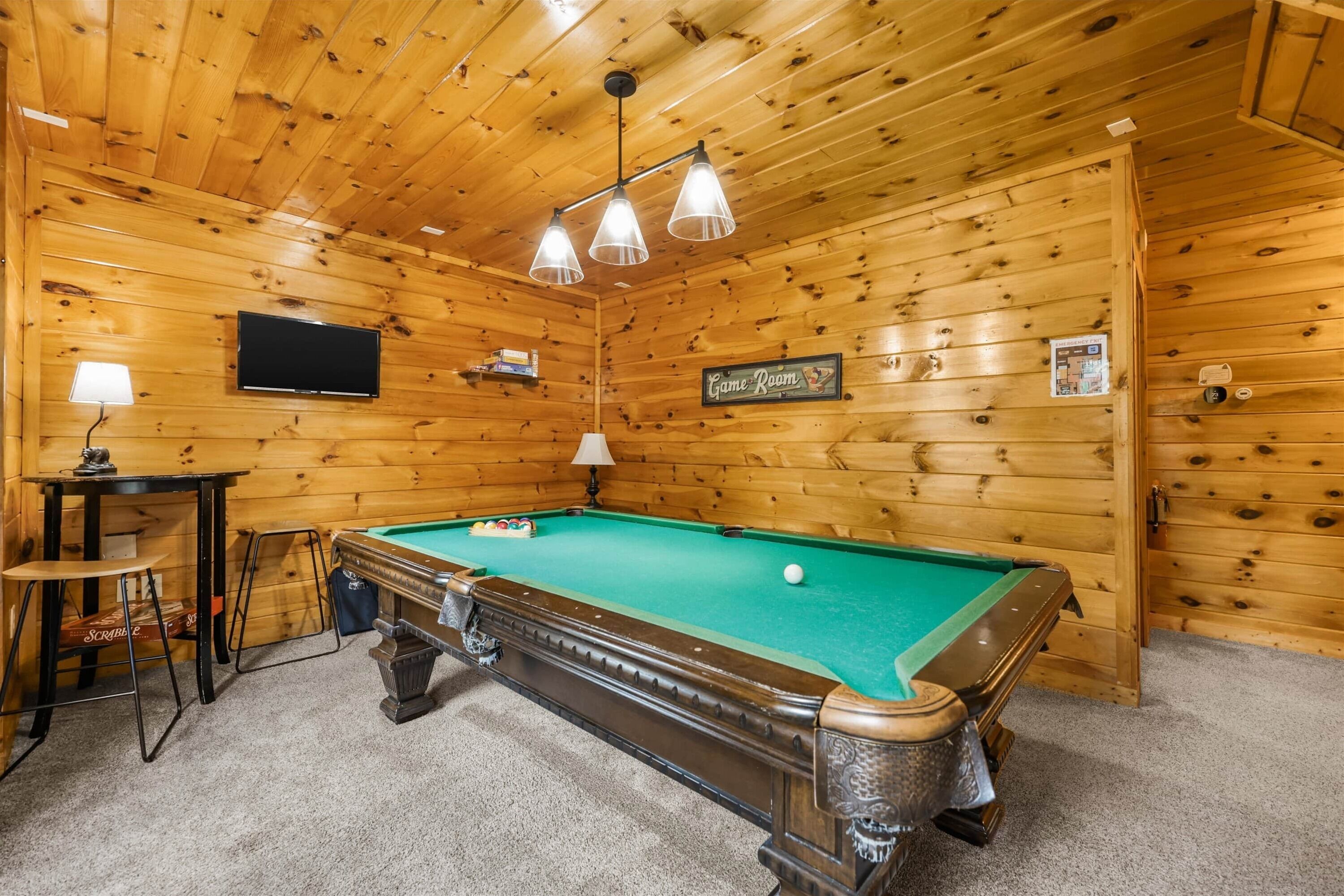 Game Room - Pool Anyone!