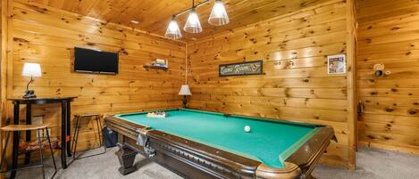 Game Room - Pool Anyone!