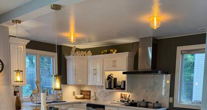 Spacious 5-bedroom house in Dedham MA Soccer field 4x4, +outdoor living