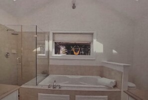 Jetted tub, hair dryer, towels, soap - Spacious 5-bedroom house in superb Dedham with AC comfort (Dedham)