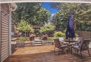Outdoor dining - Spacious 5-bedroom house in superb Dedham with AC comfort (Dedham)