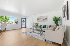 Living area - Modern 3Bed 2Bath house with AC in San Jose (San Jose)