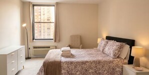 Een strijkplank/strijkijzer, wifi, beddengoed, rolstoeltoegankelijk