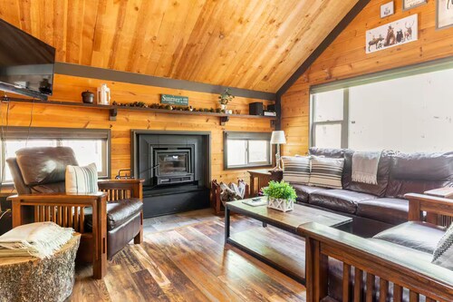 Quiet Cul-De-Sac, Walk to SHARC w/ free passes, Hot Tub, AC, Sleeps 13!