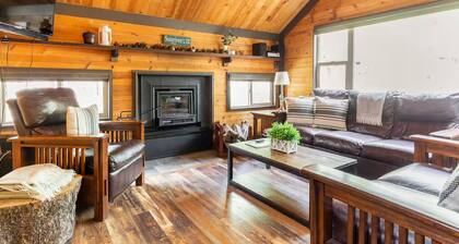 Quiet Cul-De-Sac, Walk to SHARC w/ free passes, Hot Tub, AC, Sleeps 13!