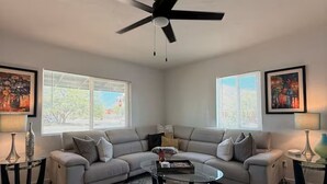 A living room with two sofas, a coffee table, a ceiling fan, and artwork on the walls. - Modern Lux Stay: Near Downtown, Sky Harbor and ASU (Phoenix)