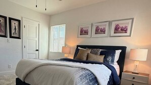 A bedroom with a bed, bedside tables, a ceiling fan, and framed artwork on the wall. - Modern Lux Stay: Near Downtown, Sky Harbor and ASU (Phoenix)