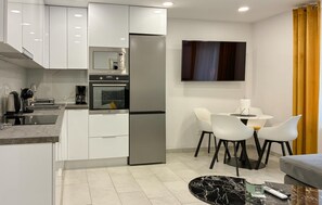 Wasserkocher mit Kaffee-/Teezubehör, Kühlschrank, Mikrowelle, Ofen