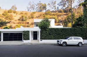 Exterior - Spacious 4-bedroom house in serene Beverly Hills with AC (Beverly Hills)