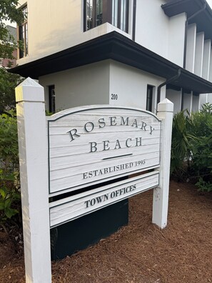 Un panneau indiquant l'entrée de Rosemary Beach, sur lequel on peut lire les inscriptions « FONDÉE EN 1995 » et « MAIRIE ».