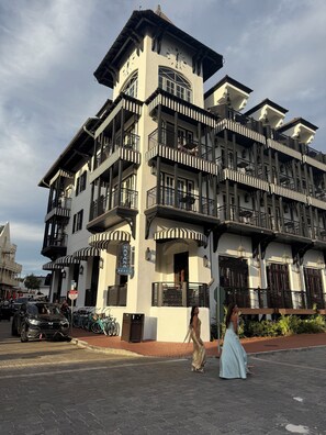 Un immeuble à plusieurs étages doté de balcons, d’une horloge et d’une enseigne indiquant « Havana Beach ».
