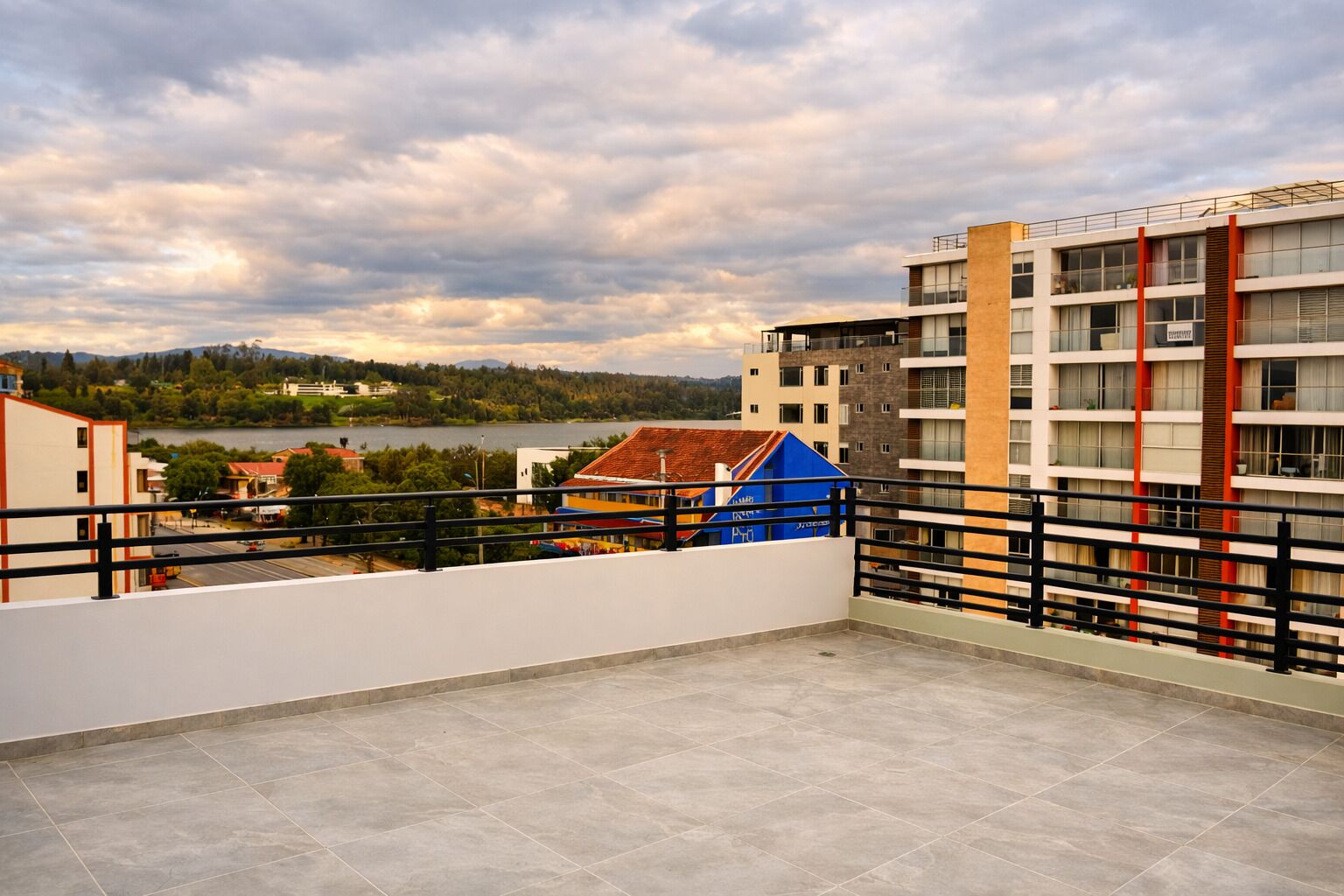 Un balcón con vista a un río y edificios.