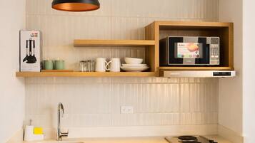 Frigobar, microondas, placa de cocina, utensilios de cocina