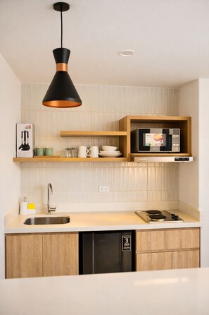 Frigobar, microondas, placa de cocina, utensilios de cocina