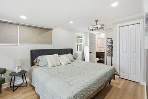 A bedroom with a bed, bedside table, lamp, and a wardrobe. - Three Waters Escape | 2 Kings | Game Lounge (Valparaiso)