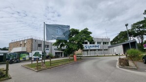 Un bâtiment sur lequel on peut voir une enseigne indiquant « Bluegreen » et « S Laurent Golf Club ».