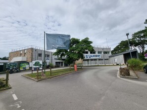Ein Gebäude mit einem Schild für 'Bluegreen' und 'S Laurent Golf Club'.