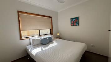 Iron/ironing board, bed sheets