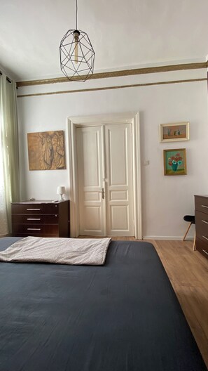 1 Schlafzimmer, Zimmersafe, Schreibtisch, Bügeleisen/Bügelbrett