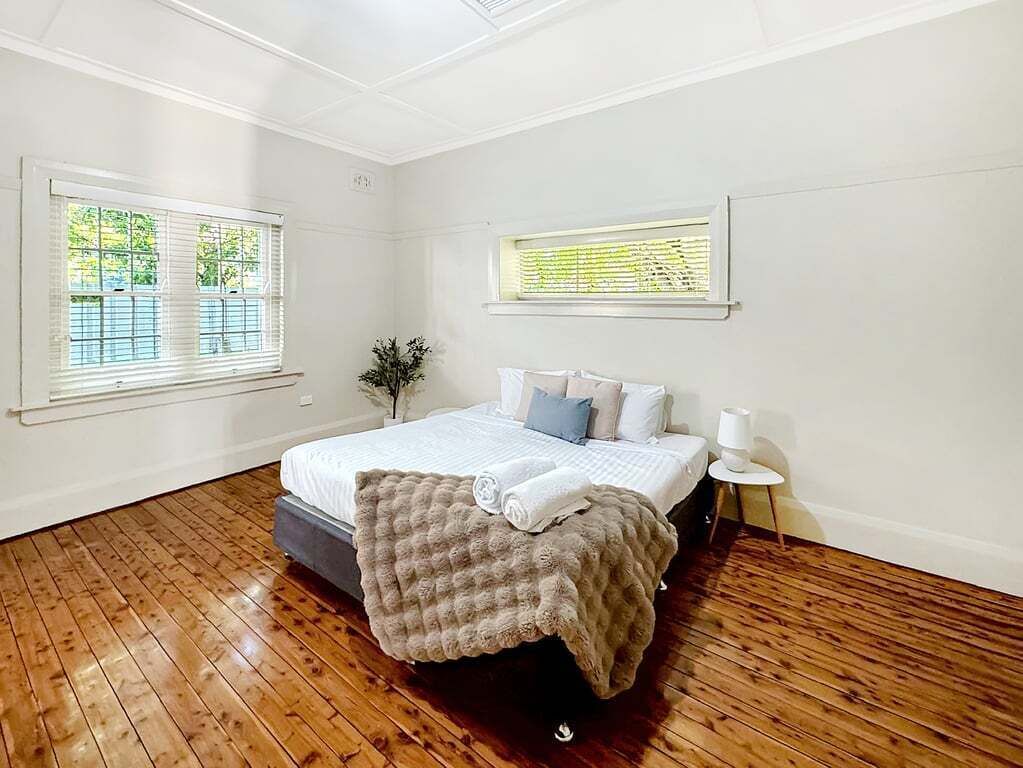 5 bedrooms, iron/ironing board, bed sheets