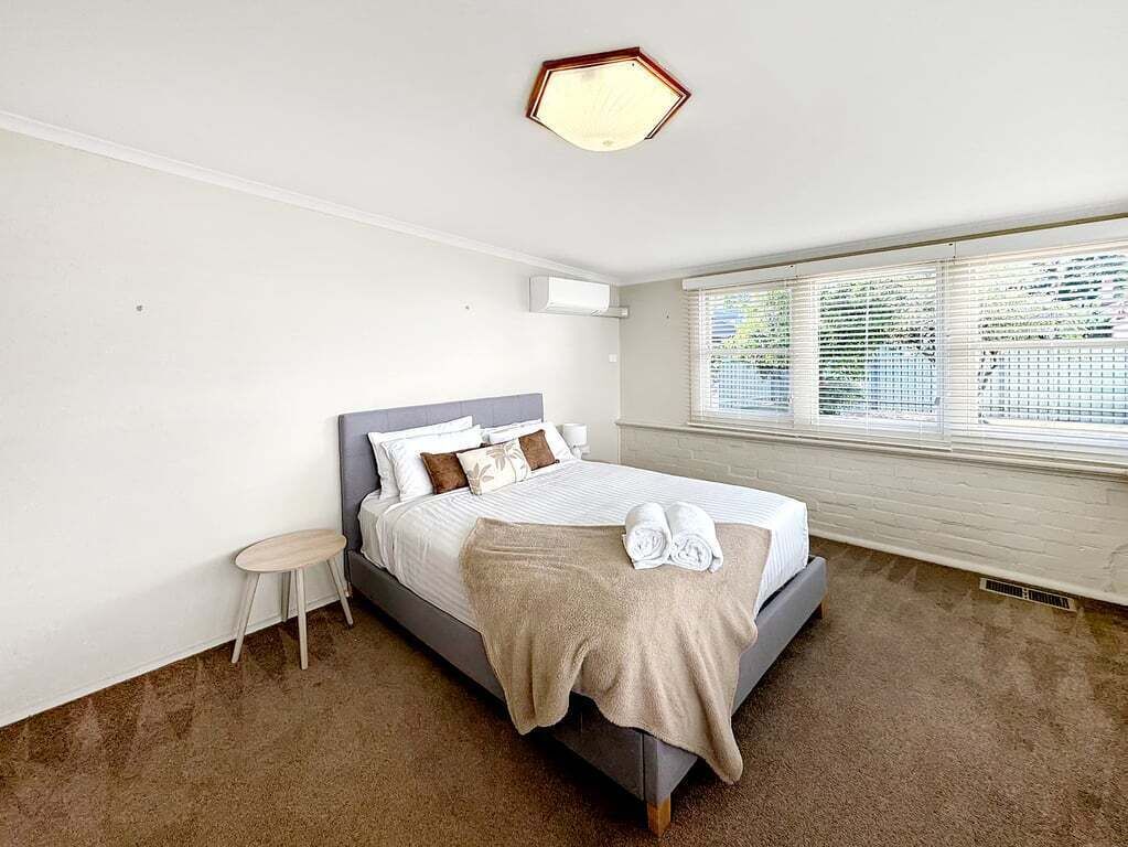 Iron/ironing board, bed sheets