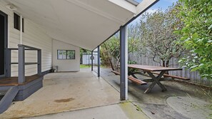 Outdoor dining - Paradise Retreat - Cape Paterson (Cape Paterson)