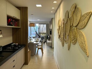Eine moderne Küche mit Essbereich, Blick auf die Stadt und dekorativer Wandkunst.